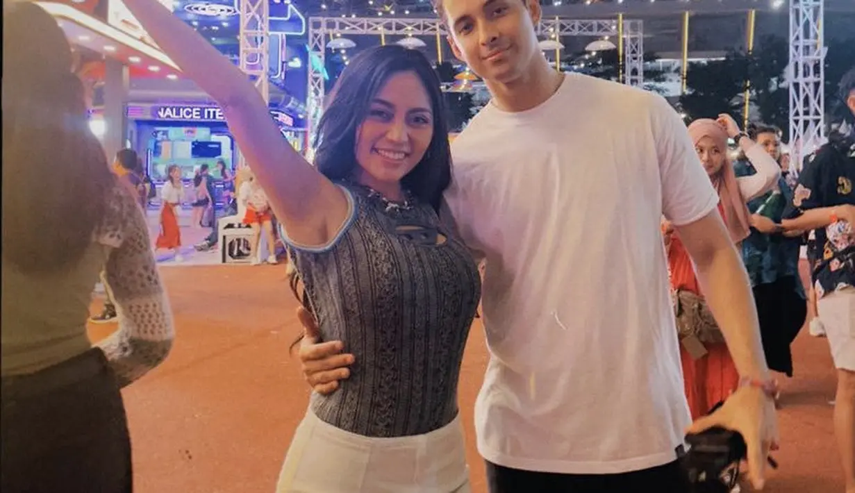 Rachel Vennya hadir bersama pujaan hatinya. Ibu dua anak ini tampil dengan atasan tanpa lengan hitam dipadukan mini skirtnya. @rachelvennya