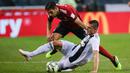 Pemain anyar Juventus, Andrea Favilli (kanan) memperebutkan bola dengan pemain Bayern Munchen Javi Martinez dalam International Champions Cup (ICC) 2018 di Lincoln Financial Field, Philadelphia, Amerika Seikat, Rabu (25/7). (Eduardo Munoz Alvarez/AFP)