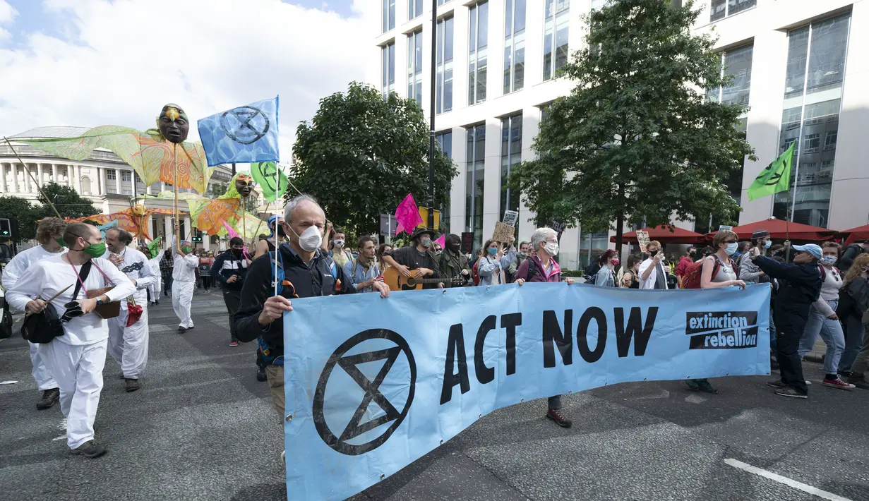 Para pengunjuk rasa mengikuti demonstrasi bertajuk Extinction Rebellion di pusat kota Manchester, Inggris (1/9/2020). Mereka menyerukan kepada anggota parlemen untuk mendukung RUU darurat iklim yang menurut mereka akan mempercepat kemajuan Inggris dalam mengurangi emisi karbonnya. (Xinhua)
