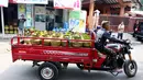 Pekerja membawa tabung gas LPG 3 Kg dengan gerobak motor untuk dijual ke warung-warung di salah satu pangkalan LPG kawasan Sunter, Jakarta Utara, Jumat (21/7). (Liputan6.com/Angga Yuniar)