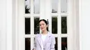 Blazer berwarna lilac yang digunakan oleh istri dari Sukhdev Singh ini dipadukan dengan tampilan yang sporty. Tak lupa, ia juga memilih menggunakan sling bag berwarna senada. (Liputan6.com/IG/@bungazainal05)