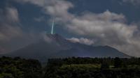 Viral foto diduga meteor jatuh. (Twitter/@merapi_uncover/Gunarto_song)