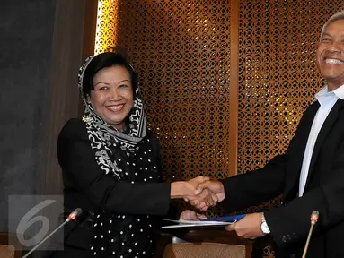 Plt Sekjen Partai NasDem, Nining Indra Saleh (kiri) menyerahkan surat pengunduran diri Patrice Rio Capella sebagai anggota DPR kepada Wakil Ketua DPR Agus Hermanto, Jakarta, Senin (19/10/2015). (Liputan6.com/JohanTallo)
