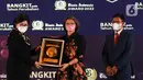 Komisaris PT Jurnalindo Aksara Grafika Dorothea Samola (kiri) menyerahkan piagam penghargaan Irnawati W. Kahardja selaku Head of Protocol and Public Affairs PT Surya Citra Media Tbk, dalam penganugerahan Bisnis Indonesia Award (BIA) 2022 di Jakarta, Senin (15/8/2022). PT Surya Citra Media TBK mendapatkan penghargaan Bisnis Indonesia Award (BIA) 2022 dalam kategori Media dan Hiburan. (Liputan6.com/Herman Zakharia)