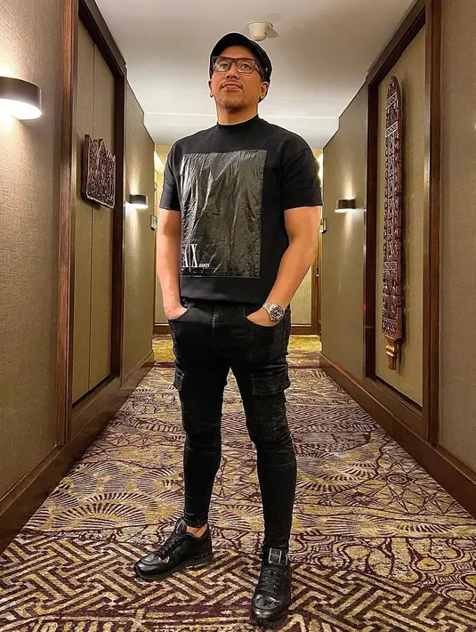 Sammy menjadi vokalis band yang berdiri sejak berdiri tahun 2003. Sebelum bergabung bersama  Badai, Arief, Andika dan Anton saat itu, Sammy merupakan adik kandung dari Sari Simorangkir. [Instagram/sammysimorangkir]