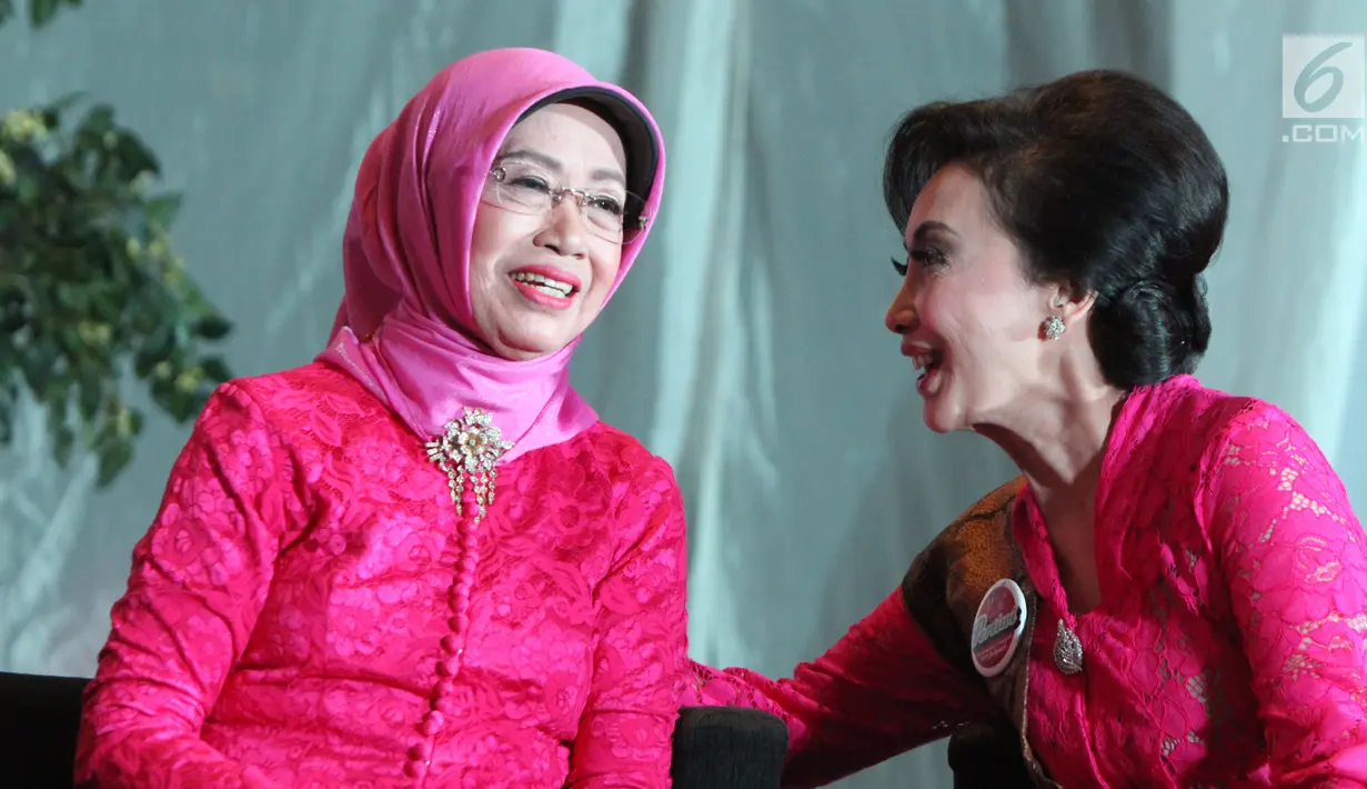 Ibunda Presiden Joko Widodo, Sudjiatmi Notomiharjo (kiri) saat menghadiri gelaran penghargaan Perempuan Tangguh Award 2018 di Rumah Pertiwi, Jakarta, Sabtu (22/12). Sudjiatmi menerima Perempuan Tangguh Award 2018. (Liputan6.com/Helmi Fithriansyah)