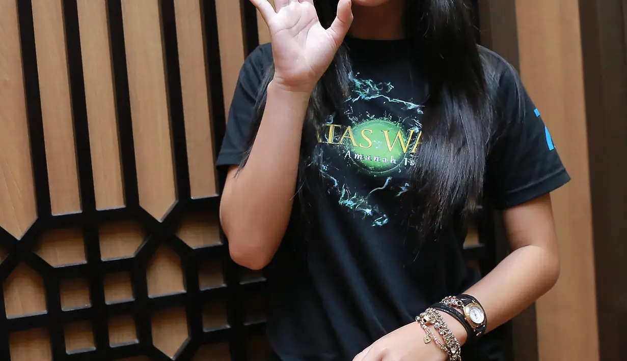 Lebih lanjut, anak pasangan Johan de Beule dan Susanti Arifin ini menjelaskan. Saat dirinya sedang sibuk syuting, sedangkan kekasihnya sedang sibuk di luar kota. (Adrian Putra/Bintang.com)