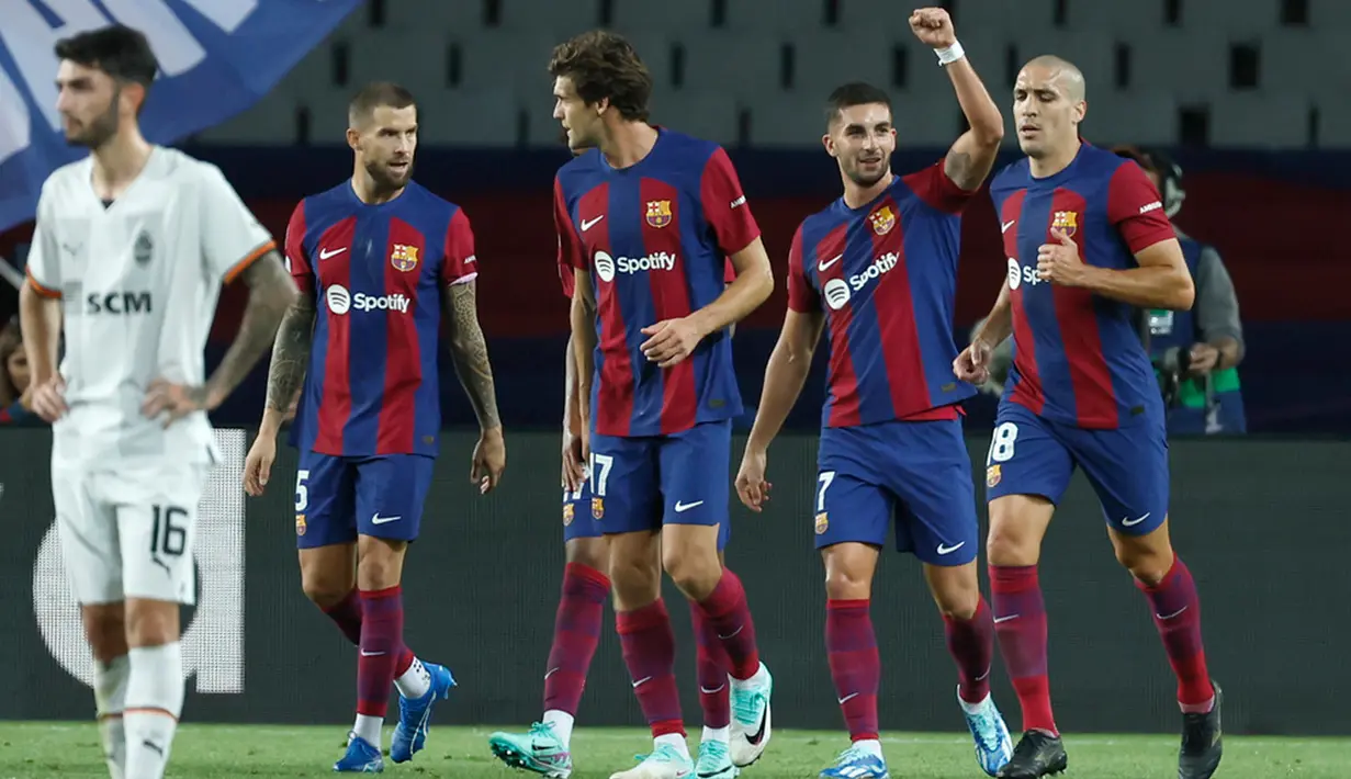 Pemain Barcelona Ferran Torres (kedua dari kanan) melakukan selebrasi usai mencetak gol ke gawang Shakhtar Donetsk pada pertandingan sepak bola Grup H Liga Champions di Stadion Olimpiade, Barcelona, Spanyol, Rabu (25/10/2023). (AP Photo/Joan Monfort)
