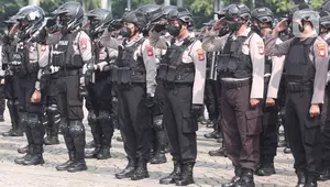 Personel Polri mengikuti apel gabungan gelar pasukan di Silang Monas, Jakarta, Senin (11/4/2022). Polda Metro Jaya mengerahkan sebanyak 5.620 pasukan gabungan Polri-TNI dalam rangka pengamanan aksi unjuk rasa BEM SI. (Liputan6.com/Herman Zakharia)