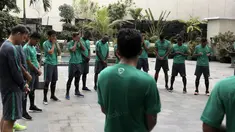 Doa sebagai ucapan syukur anggota Timnas Indonesia dalam sesi latihan pagi di kolam renang Hotel Sahid Rich, Yogyakarta, Minggu (9/10/2016). (Bola.com/Nicklas Hanoatubun)