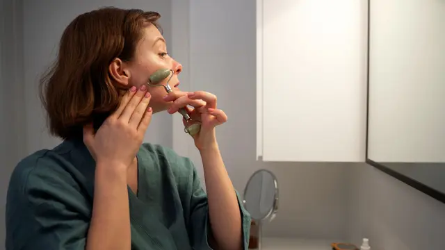 8 Tips Skincare Routine untuk Mengatasi Kulit Kusam Akibat Kelelahan agar Wajah Tampak Segar
