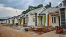 Aktivitas pekerja saat menyelesaikan pembangunan rumah subsidi di Klapanunggal, Kabupaten Bogor, Jawa Barat, Rabu (16/6/2021). Bantuan pembiayaan perumahan tahun anggaran 2021 terdiri dari empat program. (merdeka.com/Iqbal S. Nugroho)
