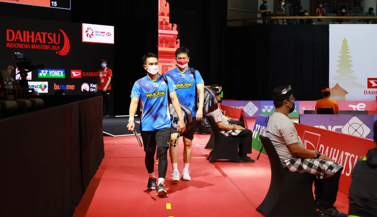 Pasangan ganda putra Indonesia, Mohammad Ahsan/Hendra Setiawan seusai melawan ganda Jepang Takuro Hoki/Yugo Kobayashi pada babak 16 besar Indonesia Masters 2021 di Bali International Convention Centre & Westin Resort, Kamis (18/11/2021). Ahsan/Hendra kalah 21-11, 15-21, 12-21. (HUMAS PP PBSI)