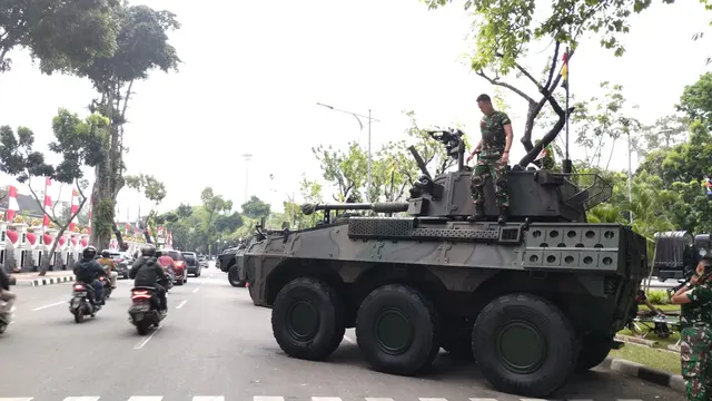 63 kendaraan tempur dari tiga matra TNI dengan berbagai jenis dipamerkan di Jalan Medan Merdeka Utara, Jakarta Pusat, Selasa (4/10/2022). (Liputan6.com/Winda Nelfira)