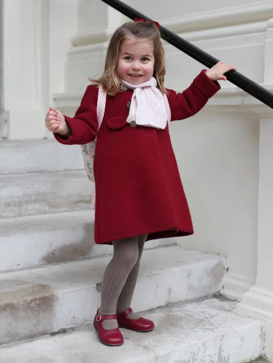 Putri Charlotte menyambut hari pertama sekolah untuk anak usia dini di Willcocks Nursery School, London, Senin (8/1). Dengan rambut setengah dikuncir, Putri Charlotte memamerkan senyumnya yang manis dan menggemaskan. (Duchess of Cambridge via AP)