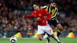 Pemain Manchester United, Memphis Depay (kiri), berebut bola dengan pemain Fenerbahce, Alper Potuk, dalam laga Grup A Liga Europa di Stadion Old Trafford, Manchester, Jumat (21/10/2016). (Action Images via Reuters/Jason Cairnduff)