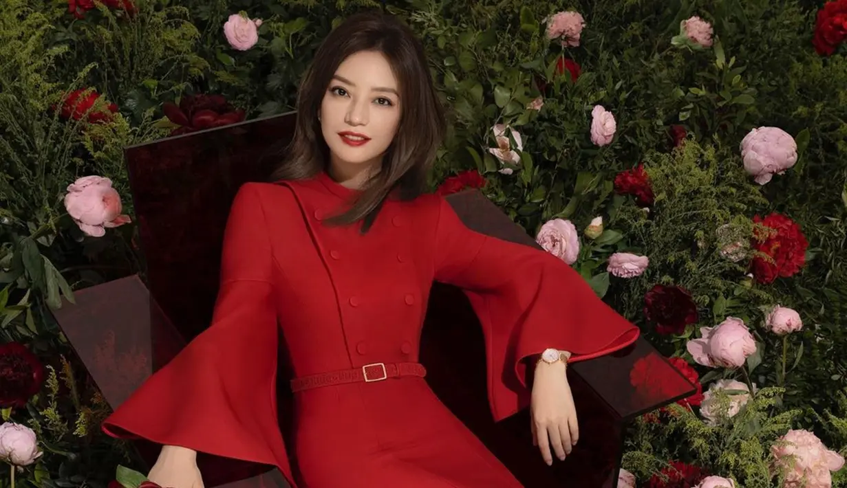 Pemeran Ah Mui di film Shaolin Soccer pada 2001 yakni Zhao Wei. Zhao Wei terlihat awet muda meski berusia 45 tahun. Banyak yang terpesona dengan aura cantiknya Zhao Wei yang kenakan gaun merah. (Liputan6.com/IG/Vicki_zhaowei)