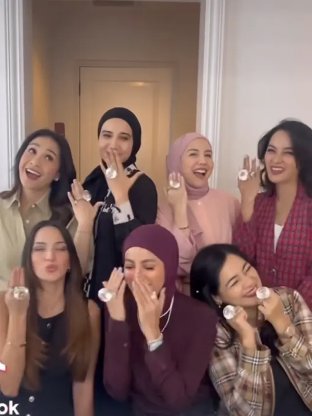 Gaya Geng Cendol Pamer Cincin “Berlian” Besar Pemberian Titi Kamal saat Acara Makan Siang. [Tiktok Titi Kamal]