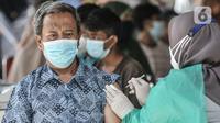 Warga disuntik vaksin Covid-19 saat program Vaksinasi Keliling di RPTRA Pulo Besar, Jakarta, Senin (12/7/2021). Pemprov DKI menggelar Vaksinasi Keliling dengan sistem jemput bola untuk mengejar target vaksinasi agar mencapai kekebalan kelompok (herd immunity). (merdeka.com/Iqbal S Nugroho)