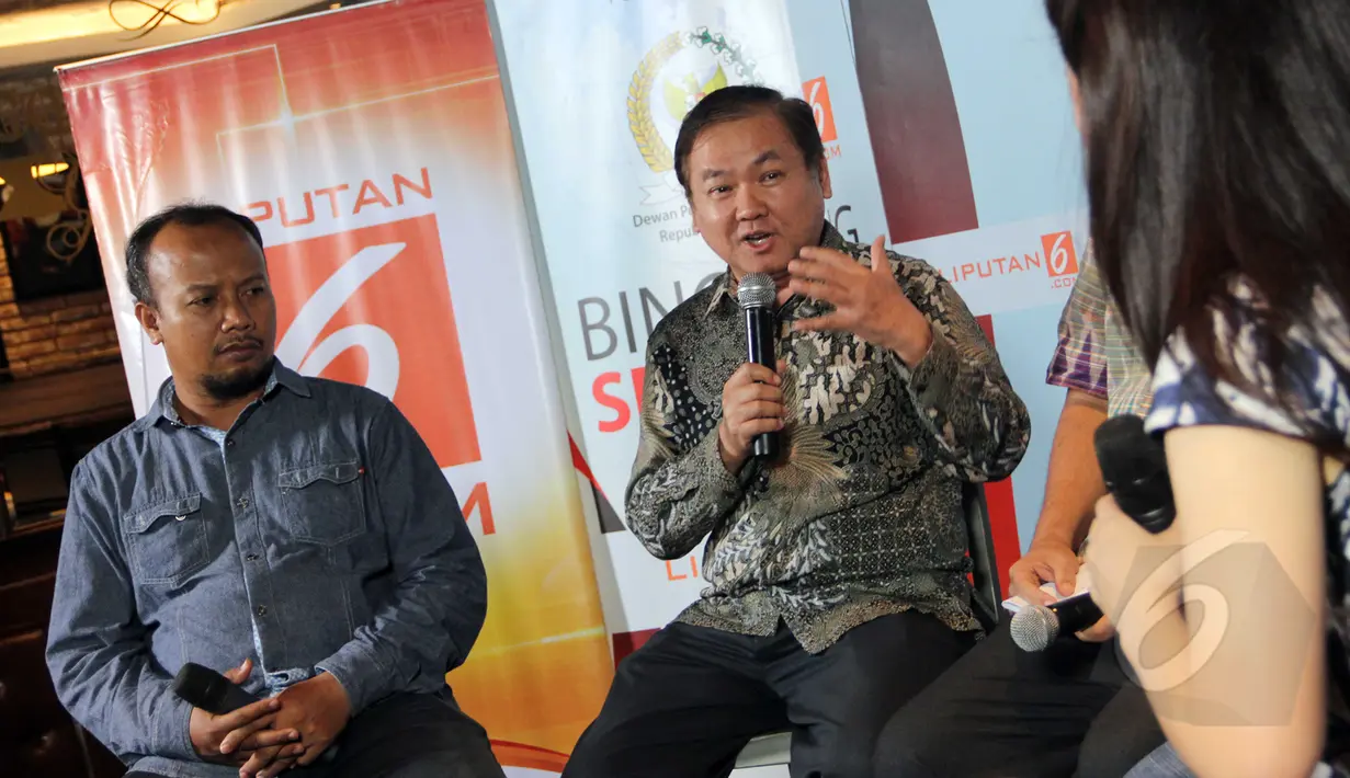Pengurus Harian YLKI, Tulus Abadi (kiri) dan Sekjen Persi, Dr. Wasista Budiwaluyo saat menjadi pembicara dalam diskusi bincang senator 2015 "Nasib Pasien dan RS di Era BPJS" di Jakarta, Minggu (5/4/2015). (Liputan6.com/Helmi Afandi) 