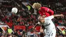 Pemain Manchester United (MU), Marouane Fellaini menyundul bola ke gawang Derby County saat laga Piala Liga Inggris di Old Trafford, Manchester, Inggris, Selasa (25/9). MU kalah dari Derby County lewat adu penalti. (Martin Rickett/PA via AP)