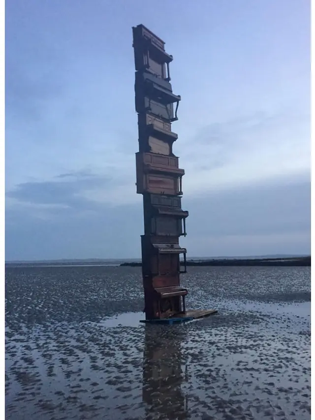 benda aneh di pantai