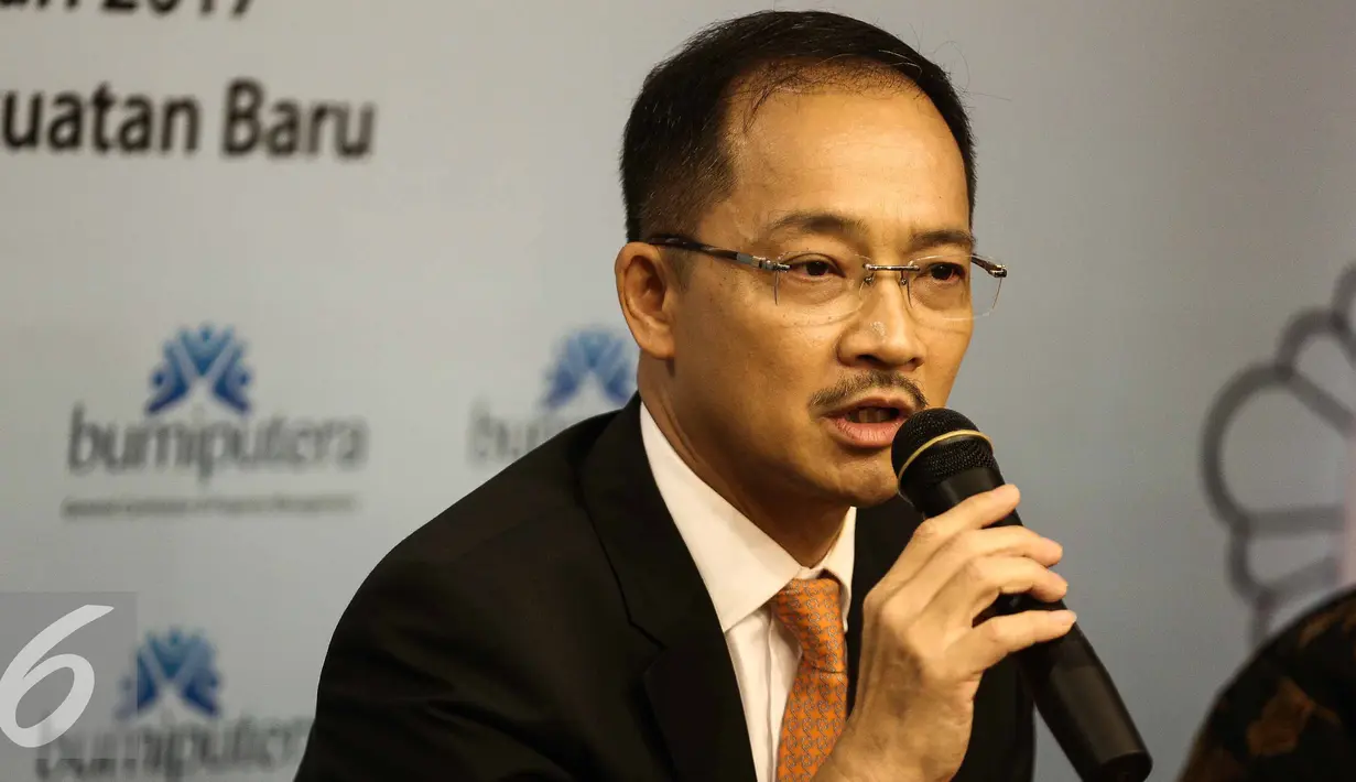 Wiroyo Karsono memberikan paparan saat preskon grand launching di Jakarta, Minggu (12/2). Selanjutnya, AJB Bumiputera 1912 konsentrasi penuh dengan melayani pembayaran premi dan klaim 6,5 juta pemegang polis yang jatuh tempo. (Liputan6.com/Faizal Fanani)