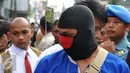 Tersangka JL mengikuti proses rekonstruksi pembunuhan aktivis Jopi Peranginangin, Kemang, Jakarta, Kamis (11/06/2015). Proses rekonstruksi tersebut terdiri dari 31 reka adegan yang diperankan oleh tersangka dan saksi-saksi. (Liputan6.com/Andrian M Tunay)