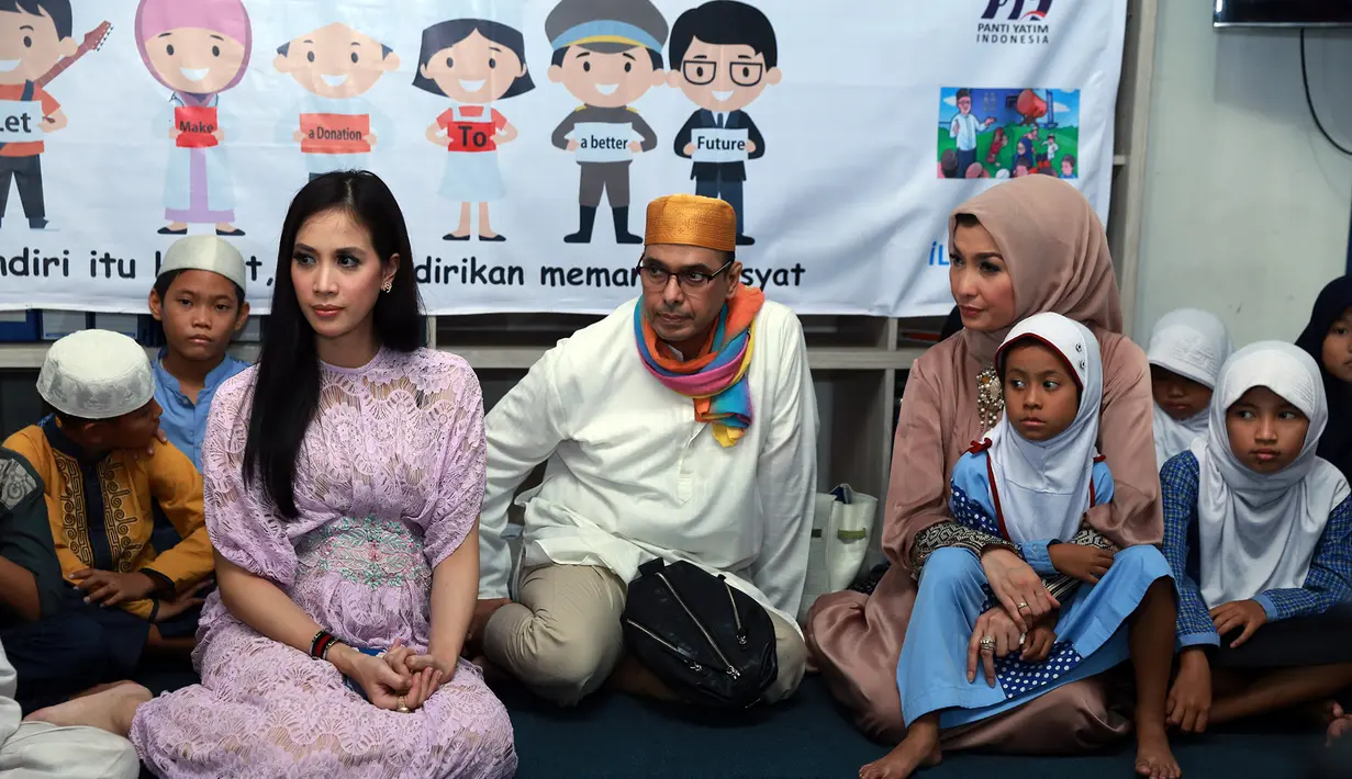 Kebersamaan dan silaturahmi yang terpenting bagi Arzeti dan Fanny. (Bintang/Tresapata Wimbarsana)