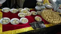 Tamu-tamu yang menghadiri pesta adat pernikahan Kahiyang Ayu dan Bobby Nasution tampak menikmati lezatnya kue serabi dan soto Medan. (Foto: Liputan6/Nanda Perdana Putra)