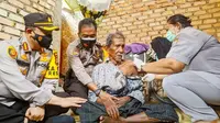 Pemberian vaksin Covid-19 kepada seorang warga lanjut usia di Pekanbaru. (Liputan6.com/M Syukur)
