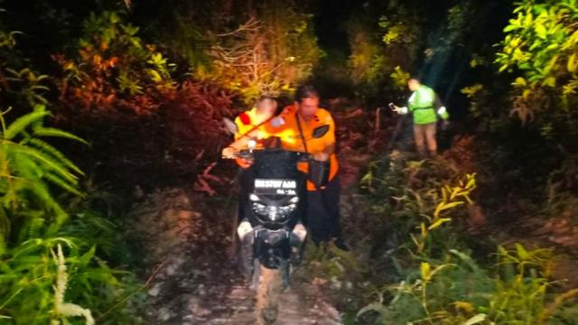 Petugas Basarnas Pekanbaru mengeluarkan sepeda motor pengemudi ojek online yang tersesat karena menggunakan google maps.