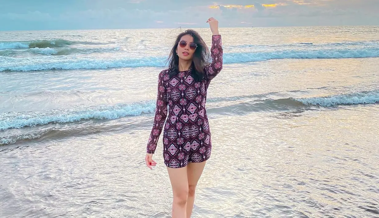Wanita berusia 23 tahun ini semakin terlihat kece saat memakai kacamata ketika ia berlibur di pantai. Momen Gracia menikmati pantai ini berhasil curi perhatian. Tak heran, foto Gracia melepas penat di pantai ini banjir like dan komentar dari netizen. (Liputan6.com/IG/@jkt48gracia)