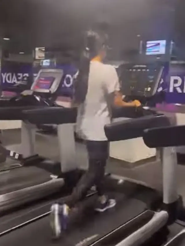 Ussy Sulistiawaty berolahraga di gym (Instagram/ussypratama)