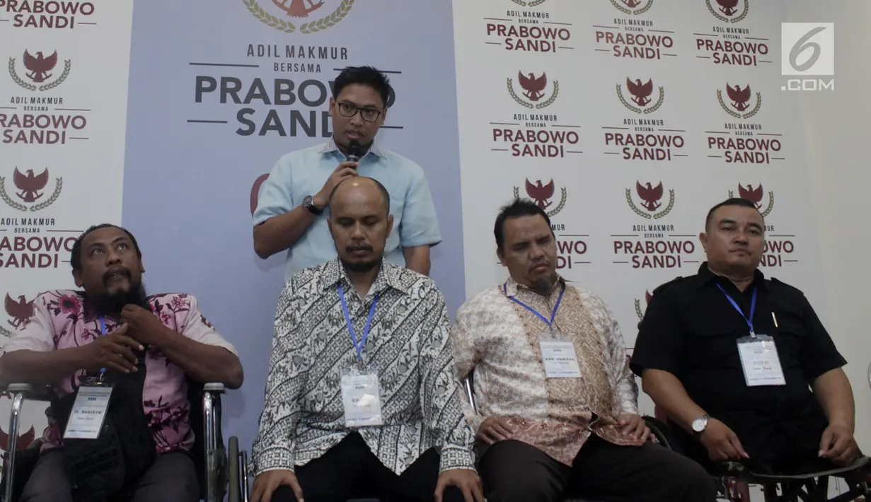 Wakil Sekjen Partai Gerindra Sudaryono (berdiri) memberikan keterangan usai pertemuan di Jakarta, Selasa (4/12). Perkumpulan disabilitas bersilaturahmi dan dialog bersama Prabowo dalam rangka Hari Disabilitas Internasional. (Merdeka.com/Iqbal S Nugroho)