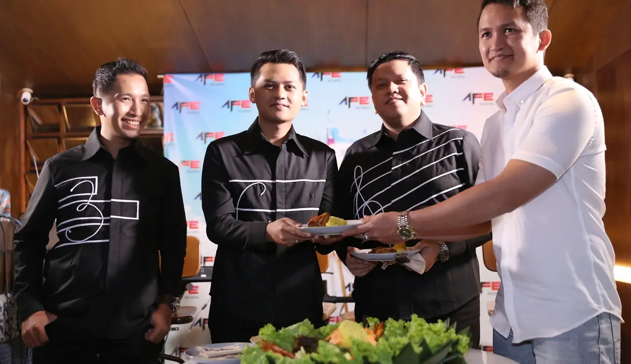 Sebelumnya 3 Composers yang dibentuk sejak tahun 2012 itu telah menelurkan beberapa karya. Diantaranya, Salah Benar, Pemberi Harapan Palsu, dan Bagiku Cinta. (Nurwahyunan/Bintang.com)