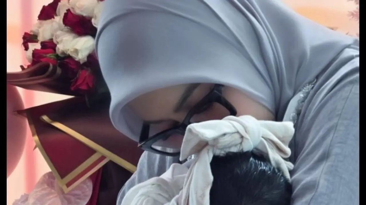 Syahrini Bagikan Foto Terbaru Princess R di Singapura, Rambutnya Bikin Salah Fokus.