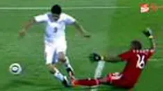 Tembakan spektakuler yang dilepaskan Diego Forlan membungkam publik tuan rumah. Hingga babak pertama usai, Uruguay untuk sementara memimpin 1-0 atas Afrika Selatan pada laga kedua di Grup A. 
