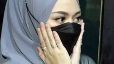 Ekspresi selebriti Nathalie Holscher saat menghadiri sidang perceraian dengan komedian Entis Sutisna atau lebih dikenal Sule di Pengadilan Agama (PA) Cikarang, Jawa Barat, Rabu (20/7/2022). Nathalie Holscher dan Sule datang ke PA Cikarang untuk menghadiri sidang perdana perceraian yang beragendakan pemeriksaan berkas dan mediasi. (Liputan6.com/Herman Zakharia)
