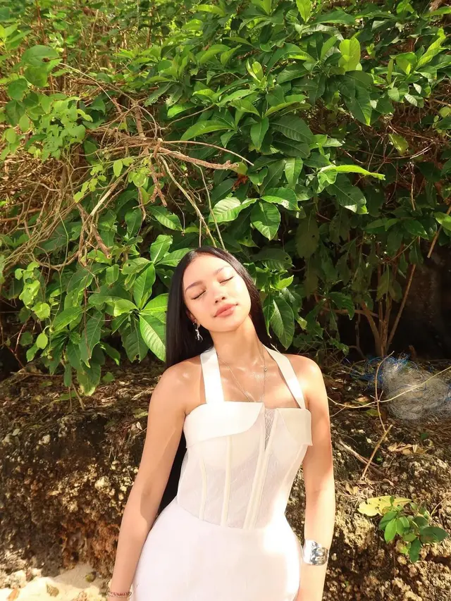 Gaya pantai ala Naura Ayu (Instagram/@naura.ayu)