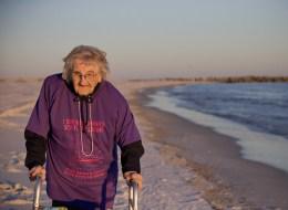 Nenek Ruby berjalan di pinggir pantai.