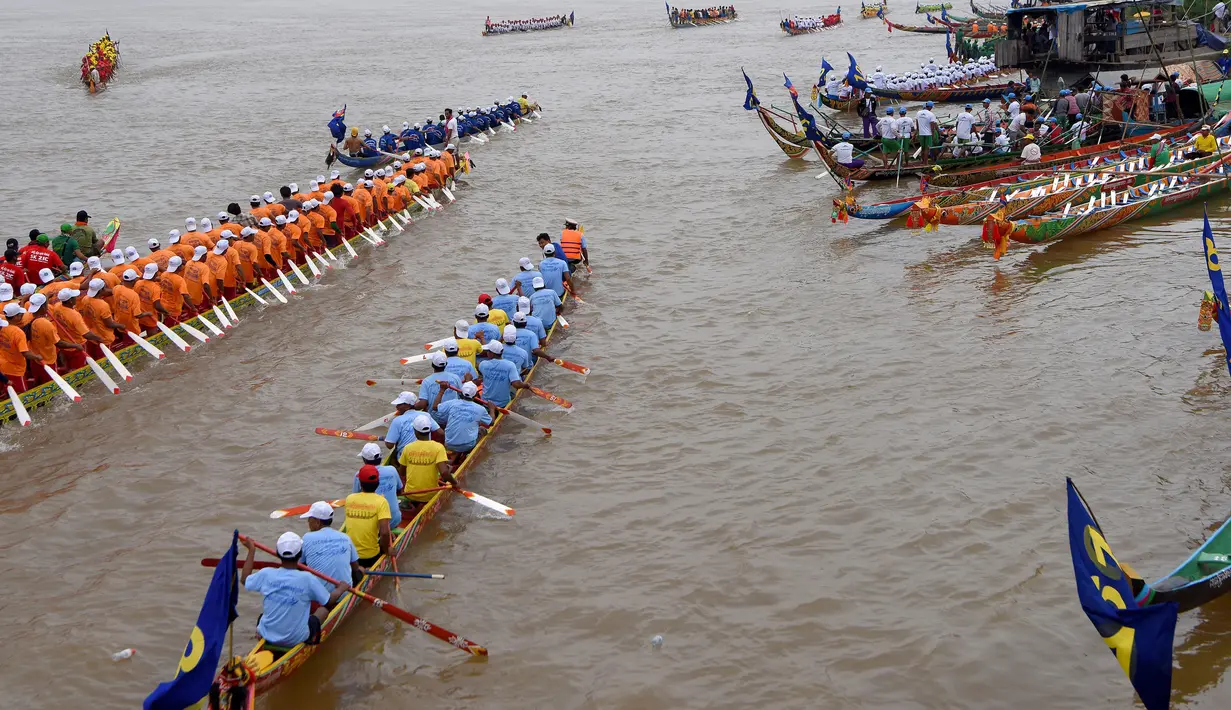 Peserta memacu kecepatan perahu naganya selama Festival Air tahunan di sungai Tonle Sap, Phnom Penh, Senin (11/11/2019). Cambodian Water Festival atau Bon Om Touk yang digelar pada 10-12 November ini merupakan salah satu festival terbesar dan paling populer di Kamboja. (TANG CHHIN Sothy/AFP)