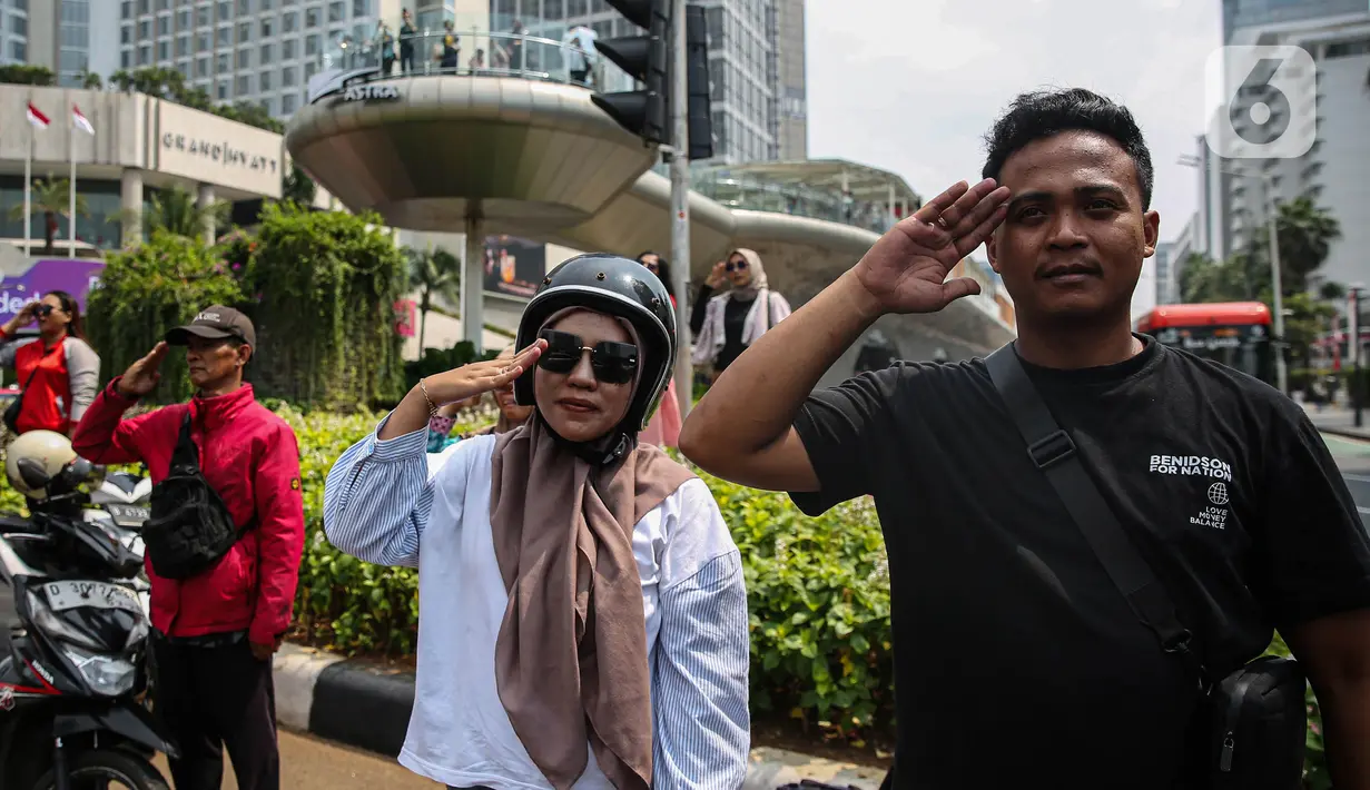 Sekitar 7 menit, para pejalan kaki dan pengendara di kawasan Bundaran HI menghentikan aktivitas untuk mengikuti upacara peringatan detik-detik Proklamasi. (Liputan6.com/Angga Yuniar)
