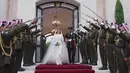 <p>Pernikahan Pangeran Hussein dan Rajwa Al Saif berlangsung pada 1 Juni 2023 dan disiarkan secara langsung mulai pukul 16.00 waktu setempat. Tanggal pernikahan ini kabarnya dipilih bertepatan dengan bulan lahir Pangeran Hussein, yang lahir pada 28 Juni 1994. (JORDANIAN ROYAL PALACE/AFP)</p>