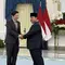 Momen Prabowo Sambut Hangat PM Singapura di Istana Merdeka