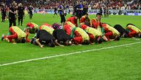 Para pemain Maroko sujud syukur merayakan kemenangan atas Spanyol  pada babak 16 besar Piala Dunia 2022 di Education City Stadium, Al Rayyan, Rabu (6/12/2022) dini hari WIB. Achraf Hakimi dkk. juga melakukan ungkapan terima kasih kepada Allah SWT itu ketika menang atas Belgia untuk melaju ke 16 besar. (JAVIER SORIANO / AFP)
