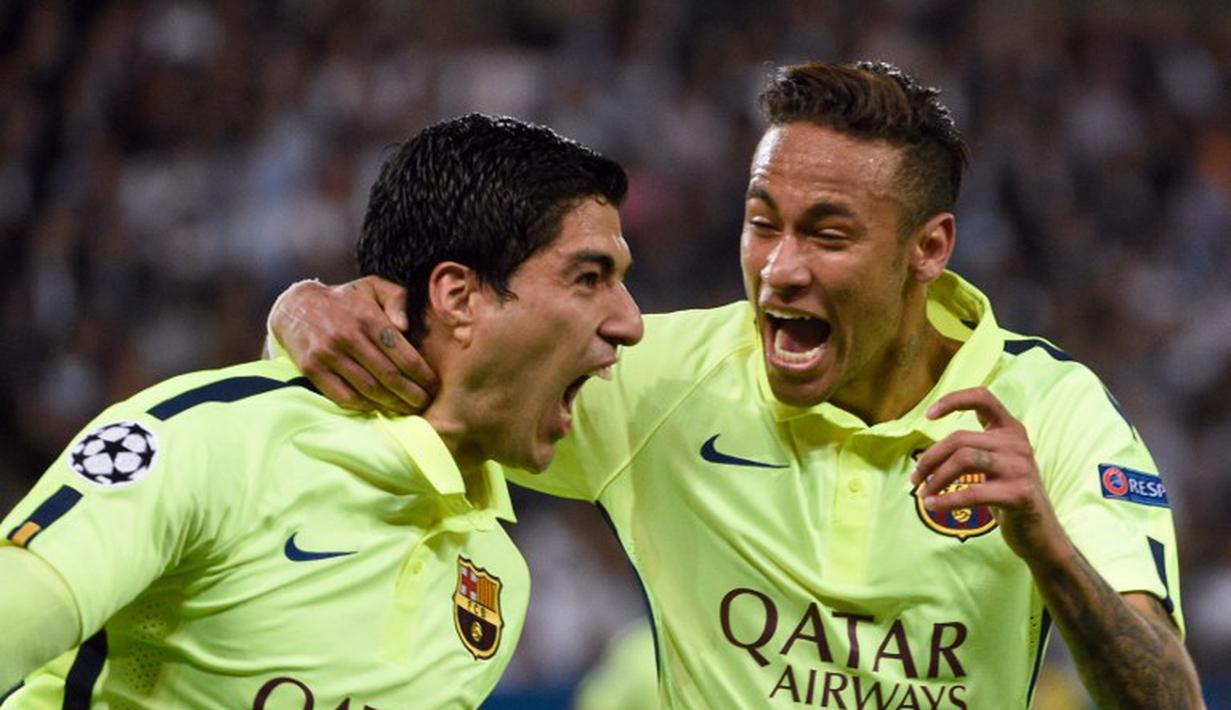 Luis Suarez merayakan gol yang dicetaknya bersama Neymar dalam lanjutan babak perempatfinal Liga Champion di Stadion Parc des Princes, Paris, Perancis. Rabu (15/4). Barcelona unggul 3-1 dalam pertandingan itu.
