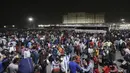 Ratusan buruh migran menunggu di terminal bus untuk berangkat ke desa mereka, New Delhi, India, Senin (19/4/2021). Pihak berwenang mengatakan pada hari Senin bahwa rumah sakit telah didorong hingga batasnya. (AP Photo)