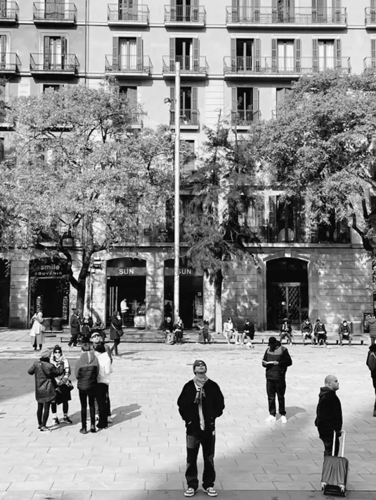 Unggahan RM BTS Saat Jalan-Jalan ke Barcelona. (Foto: Instagram/ rkive)