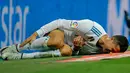 Pemain Real Madrid, Cristiano Ronaldo tergeletak di lapangan setelah terjatuh dalam lanjutan La Liga 2017/2018 melawan Espanyol di Santiago Bernabeu, Minggu (1/10). Real Madrid sukses menundukkan Espanyol dua gol tanpa balas. (AP/Paul White)